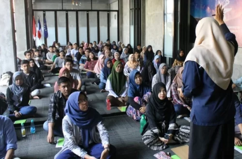 English Studies marupakan kelas-kelas berdurasi 2 minggu atau 1 bulan dimana peserta bebas memilih kelas yang mereka inginkan. English Studies dibagi menjadi 3 kategori yaitu General English, Academic English dan English Assessment.