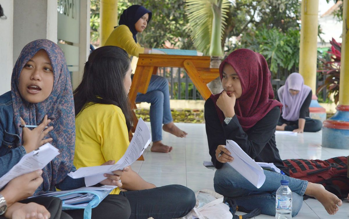 Pelajar Kampung Inggris Pare belajar di kelas dengan metode interaktif