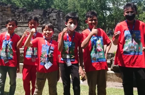 Program English Camp merupakan, kegiatan belajar bahasa inggris secara intensif seperti program Full Day Camp 2 Minggu yang dirancang khusus sesuai dengan tujuan atau target utama yang sudah ditentukan oleh sekolah. Secara sederhana, selaras dengan visi maupun misi yang dimiliki oleh sekolah.