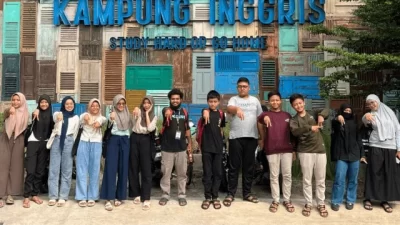 Homophone adalah kata-kata dalam bahasa Inggris yang memiliki pengucapan yang sama tetapi berbeda dalam ejaan dan makna Oleh karena itu sangatlah penting untuk memastikan keakuratan dalam berkomunikasi dan menulis. Dua pasang homophone yang sering membingungkan adalah "flower" dan "flour", serta "weak" dan "week". Flower" dan "Flour"