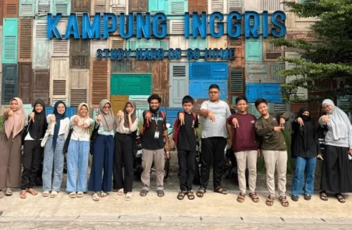 Homophone adalah kata-kata dalam bahasa Inggris yang memiliki pengucapan yang sama tetapi berbeda dalam ejaan dan makna Oleh karena itu sangatlah penting untuk memastikan keakuratan dalam berkomunikasi dan menulis. Dua pasang homophone yang sering membingungkan adalah "flower" dan "flour", serta "weak" dan "week". Flower" dan "Flour"